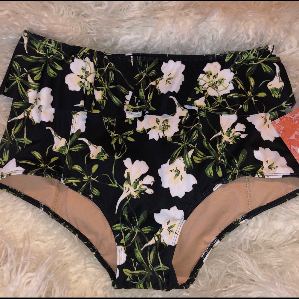 NWT Kortni Jeane Black Floral Peplums Large